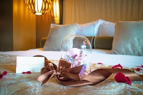 酒店精心挑選永不凋謝的永生花盅，象徵情人們的永恆之愛。
