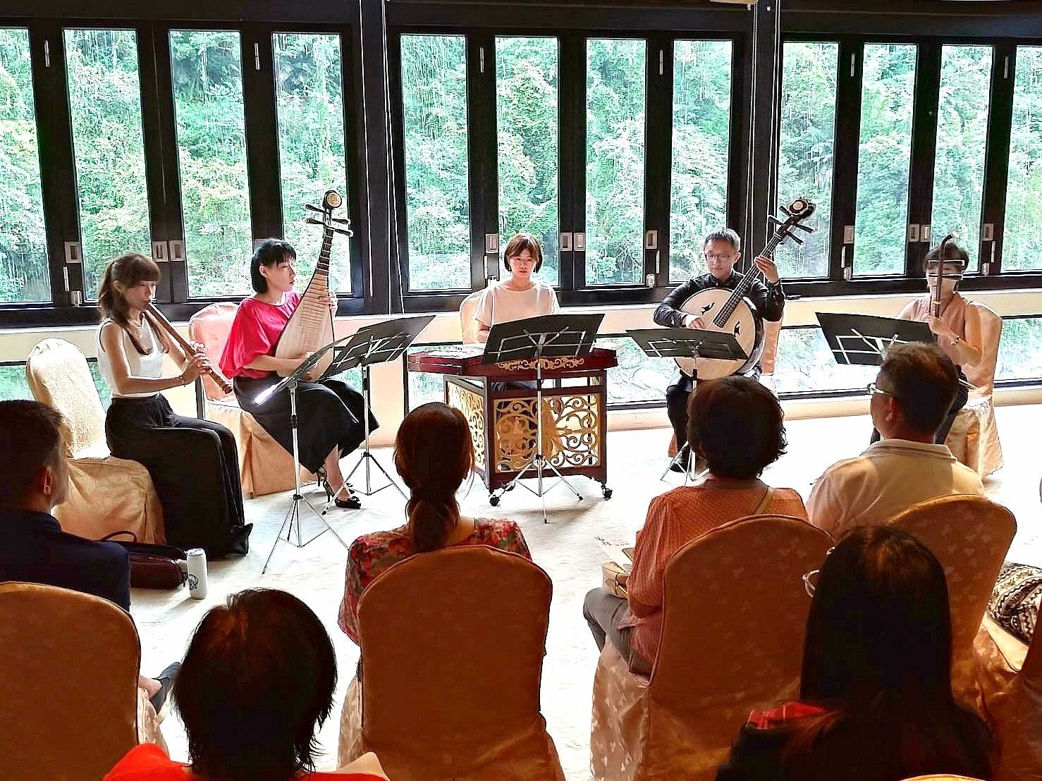 8/10音樂會邀請國內知名的「小巨人絲竹樂團」，現唱演奏七首曲目，外加一首安可曲。