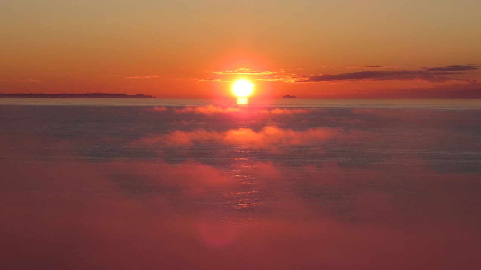 夕陽餘暉照耀海霧