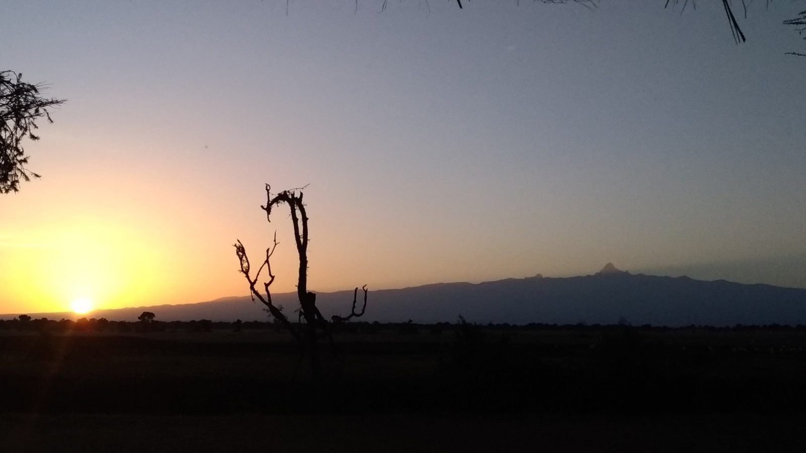 朝陽照射肯亞聖山之巔