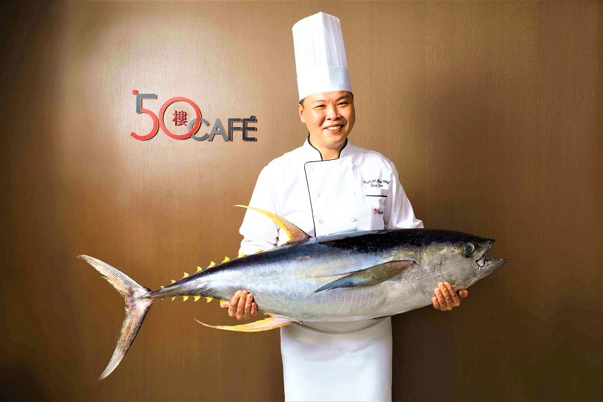 50樓Cafe餐廳，主廚陳俊杉與現流黃鰭鮪魚。