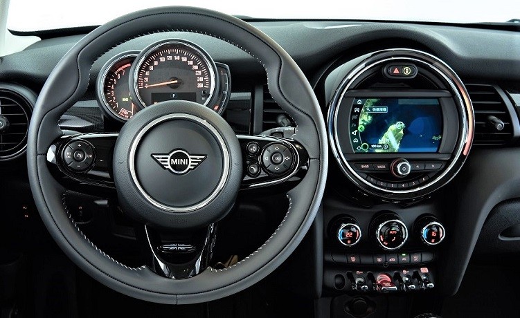 MINI Yours跑車式真皮方向盤、6.5吋繁體中文觸控螢幕、原廠中文導航系統與無線Apple CarPlay整合系統。