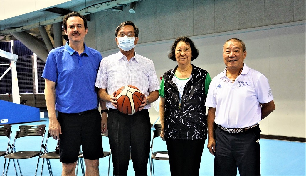籃球博士鄭志龍（左一）、文大校長徐興慶（左二）、資深女籃教練馬樹秀（左三）、大專體總副秘書長李鴻棋（右）等，到場為選手加油打氣。