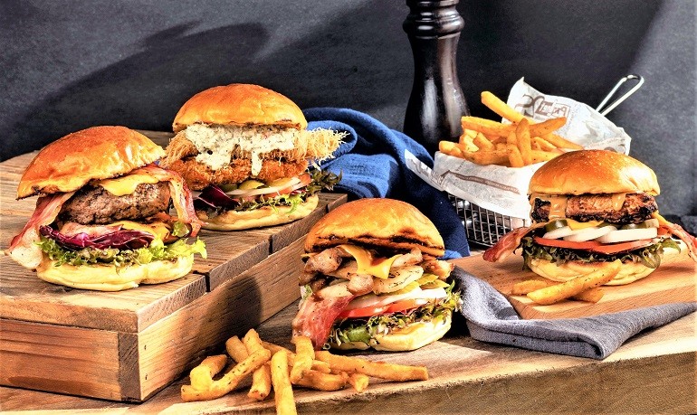 美式漢堡主餐-(美式經典起士牛肉漢堡、花生香辣雞腿堡、松板豬培根堡、黃金鮮魚炸蝦堡)。