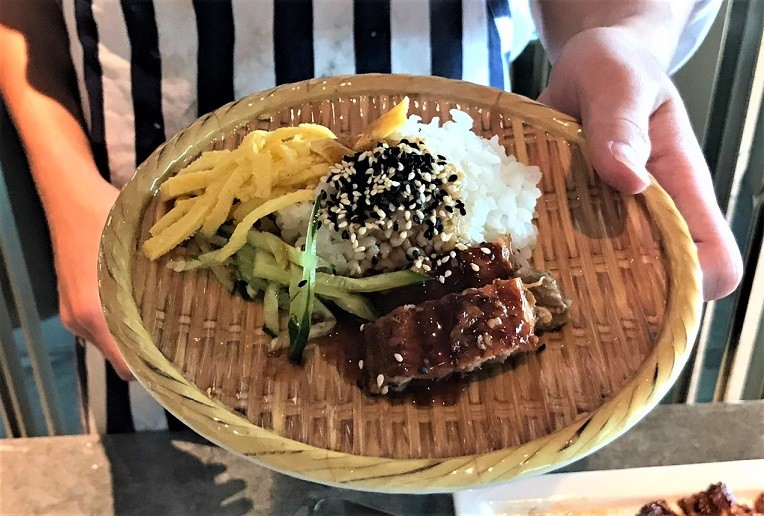 50樓Café現做價值滿分蒲燒鰻魚丼。(圖吳冠樺攝)