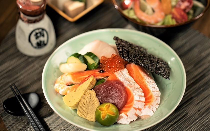 日式_綜合生魚片。