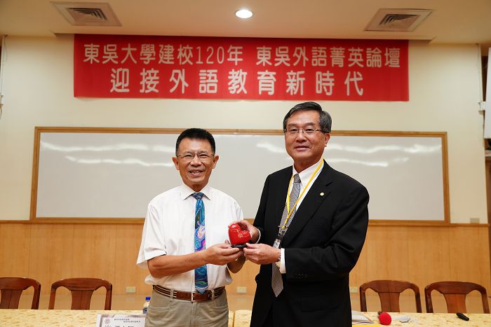 徐興慶校長與東吳潘維大校長（左）於「外語菁英論壇」合影。（圖／文化大學提供。)