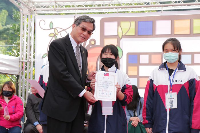 文化大學徐興慶校長頒發校園小記者比賽獎狀。