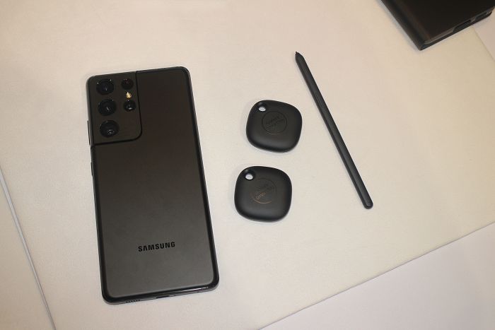 Galaxy S21 Ultra搭配S PEN，以及Galaxy SmartTag藍牙智慧防丟器。（圖／柯宗鑫攝）