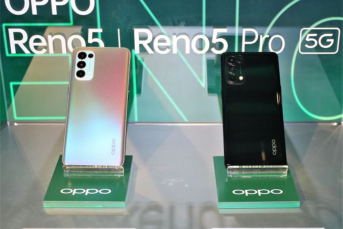 OPPO Reno5系列新機提供「幻彩銀」、「星夜黑」兩款不同顏色。（圖／柯宗鑫攝）