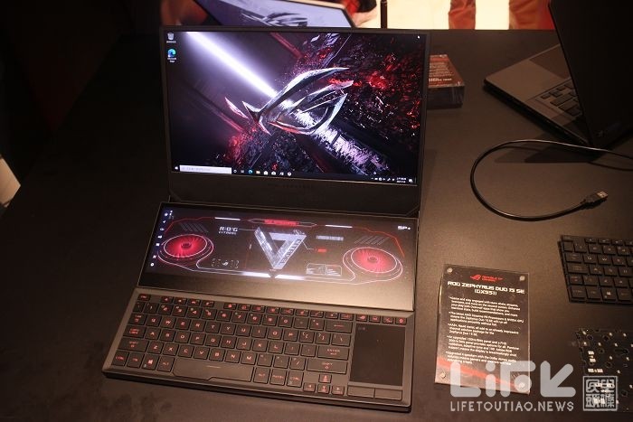 華碩發表擁有雙螢幕、高效能的ROG Zephyrus Duo 15 SE 。（圖／柯宗鑫攝）