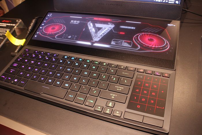 ROG Zephyrus Duo 15 SE。（圖／柯宗鑫攝）