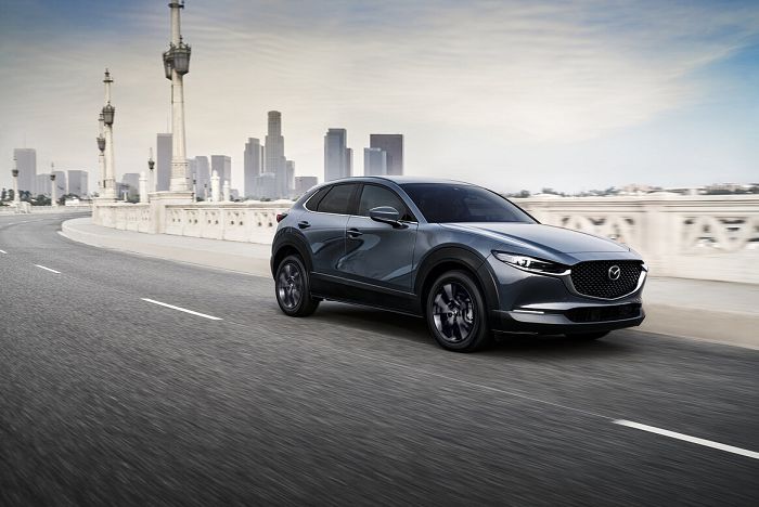 本月入主正2021年式MAZDA CX-30再享「5年原廠保固」或「24期0利率」優惠二選一。