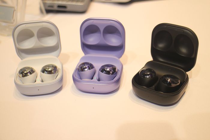 真無線藍牙耳機Galaxy Buds Pro也有星魅黑、星魅銀及星魅紫三種顏色。（圖／柯宗鑫攝）