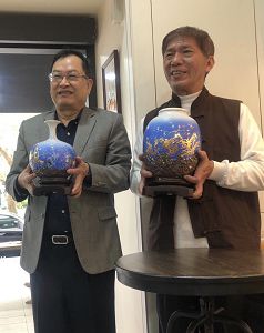 蔡俊章博士（左）與陶藝家卓柏成老師合影。