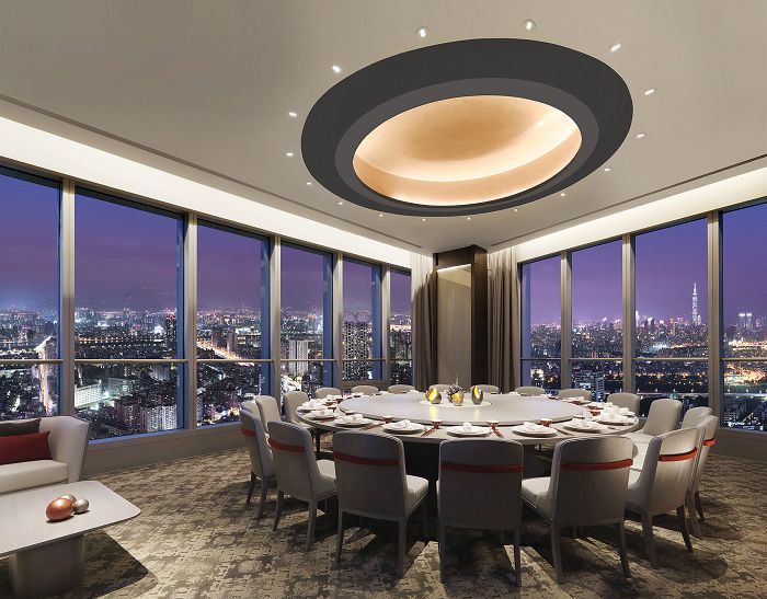48樓的新北口碑第一粵菜餐廳「望月樓」的橋廳夜景。