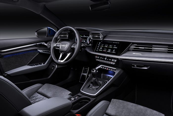駕駛座艙搭配10.1 吋MMI中控觸控螢幕附手寫辨識，以及Audi 智慧型手機介面等功能。