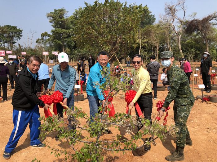 TOYOTA一車一樹踏足離島金門，與金門縣政府在3月12日植樹節的金門斗門社區舉辦植樹活動與合作造林簽約儀式。