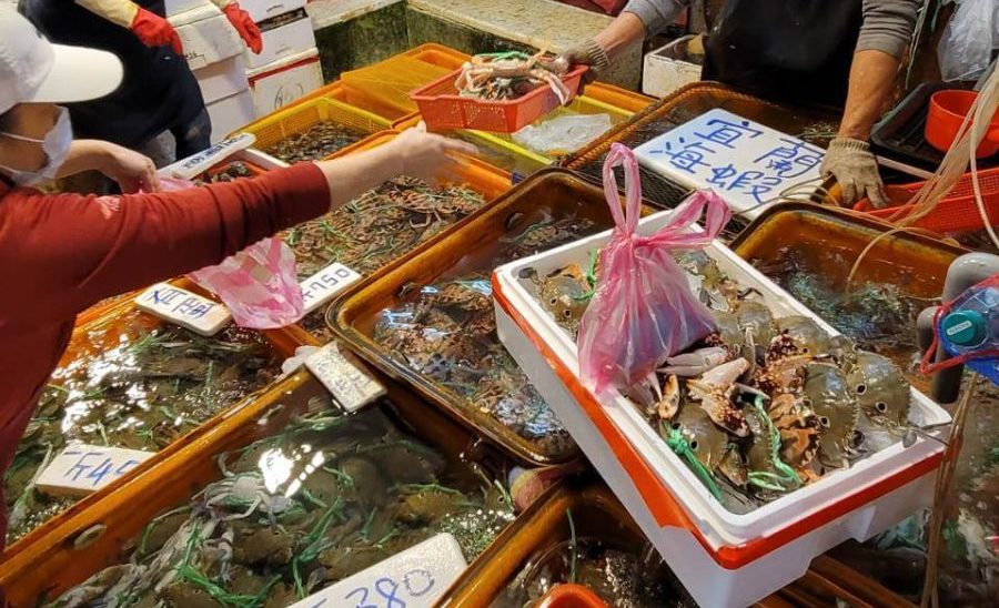 今冬龜吼漁市場內的攤商漁販力推三點蟹，目前價格還算平穩（圖：虞煥榮攝）