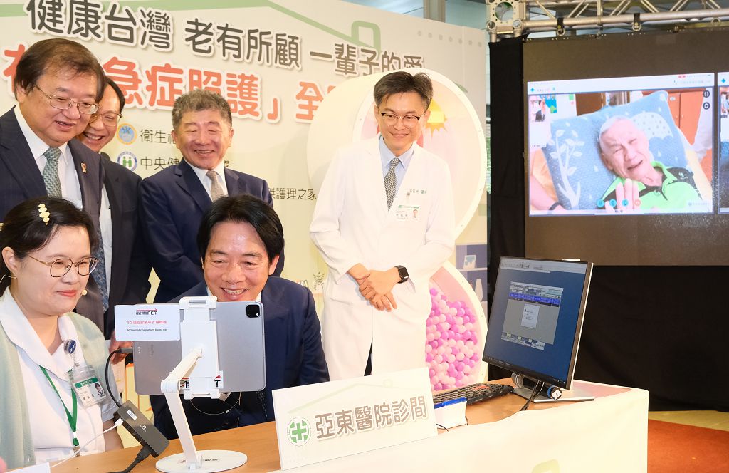 總統視察5G遠距診療實務應用  亞東醫院啟動在宅急症照護試辦計畫