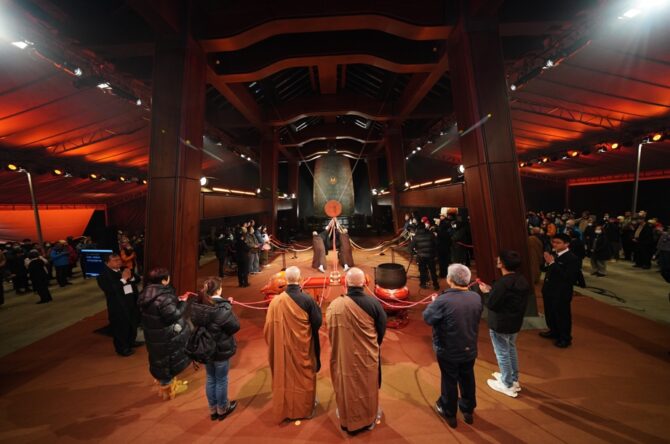 法華鐘響迎新年 除夕祈福到法鼓山點亮心光 法華鐘響迎新年 除夕祈福到法鼓山點亮心光