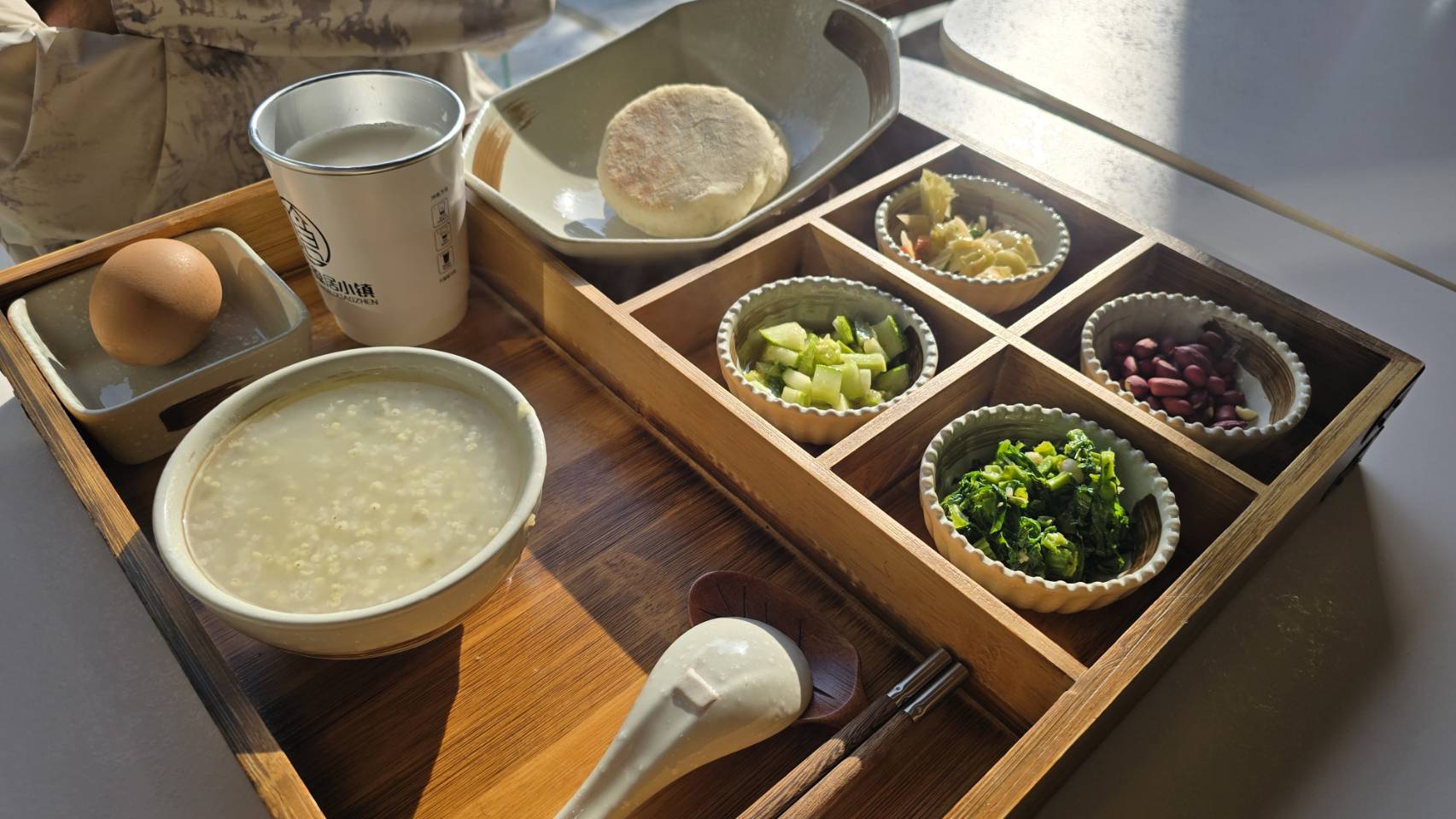 10.	置在木質框隔裡的早餐，質樸具鄉土原味。（圖／虞煥榮攝）