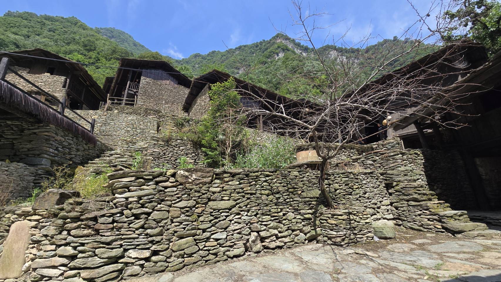 26.	此間石頭屋修建完好，仍有居民生活。（圖／虞煥榮攝）