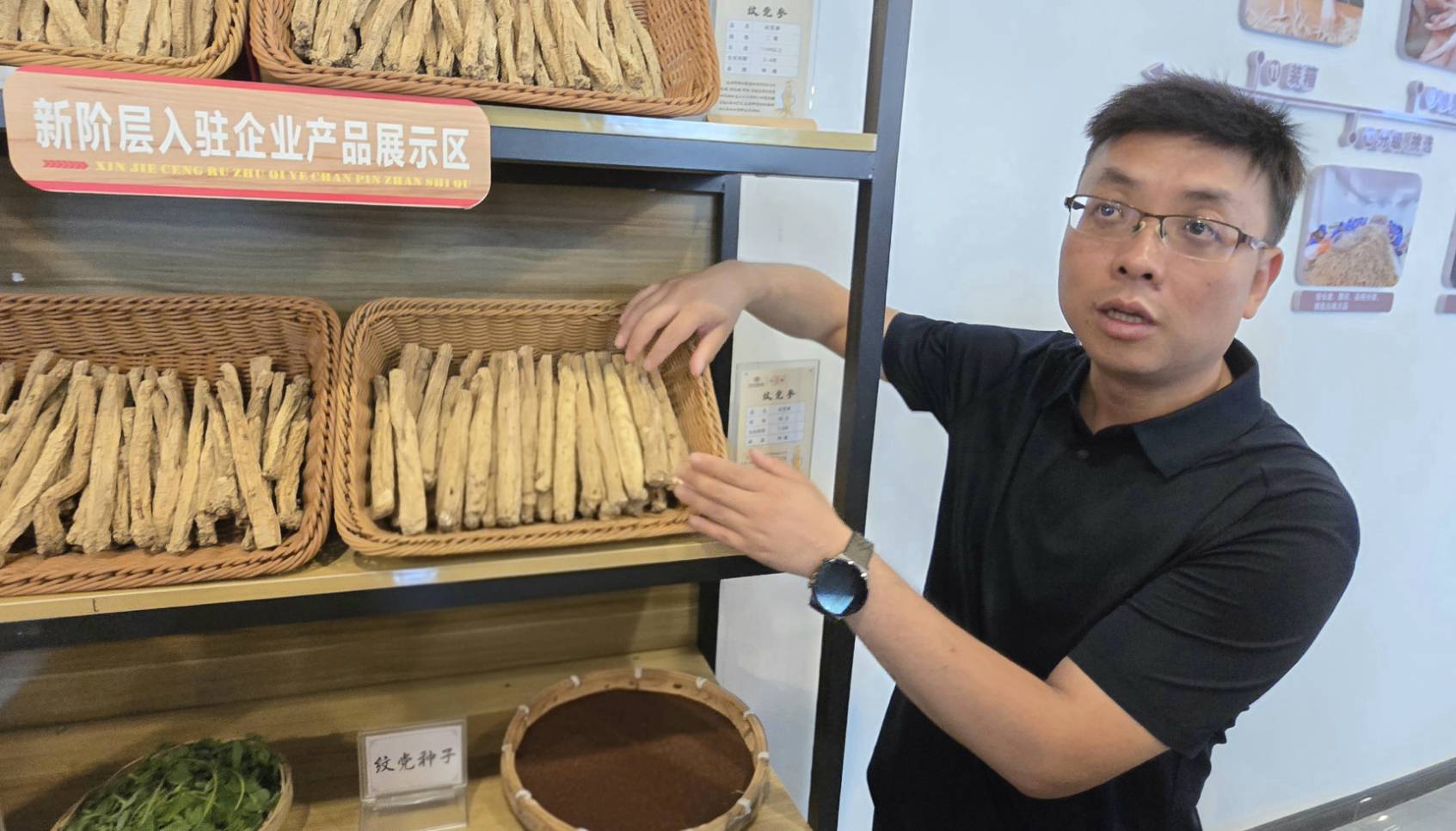 高健非常仔細的向新媒體訪問團解說各款藥材的特色(虞煥榮攝)。