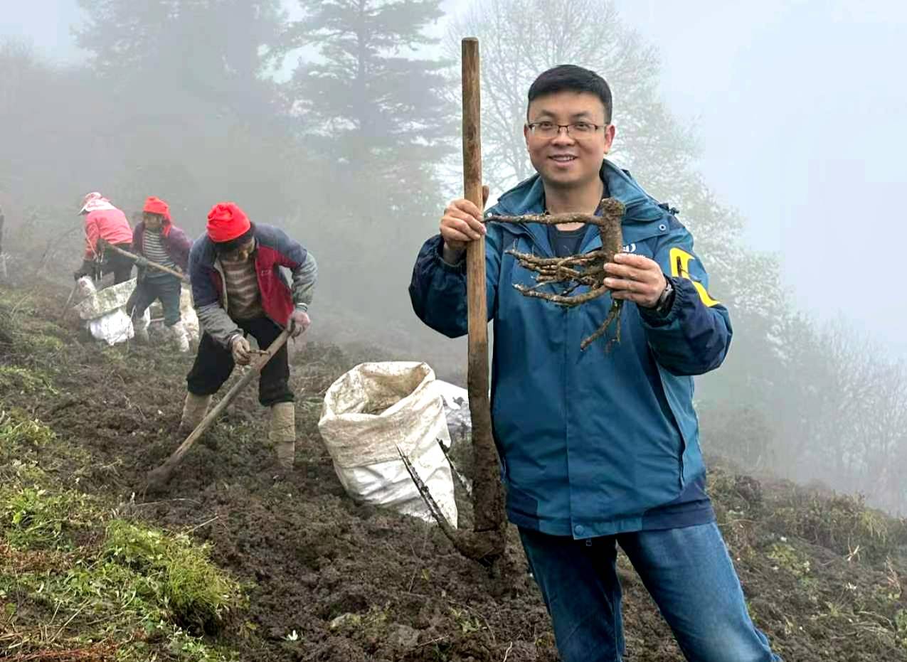 高健有新的營銷觀念,他親自與農戶在一起耕作(高健提供)。