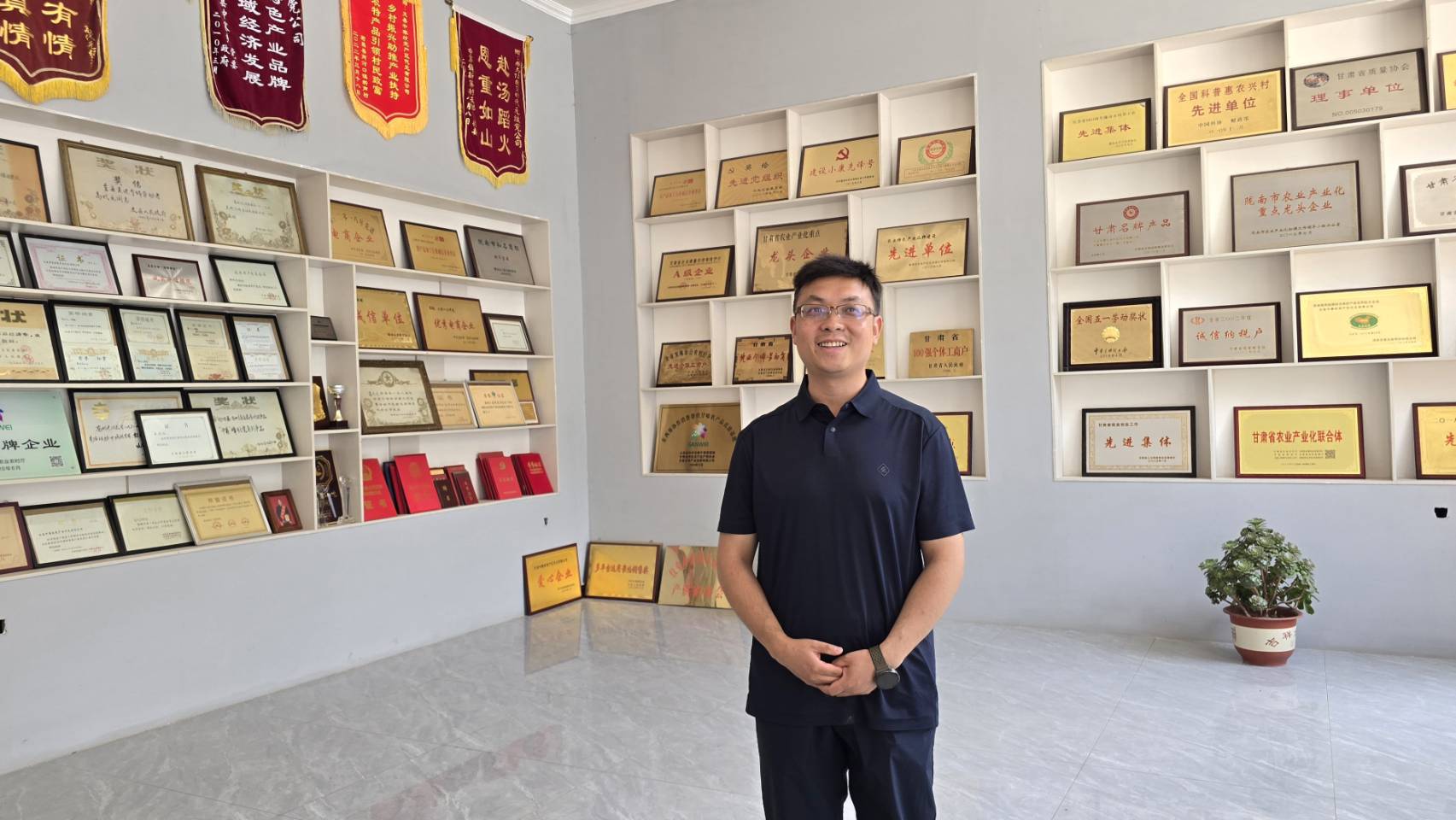 高健站在放滿了獎狀的展示間大堂,對企業願景信心十足(虞煥榮攝)。