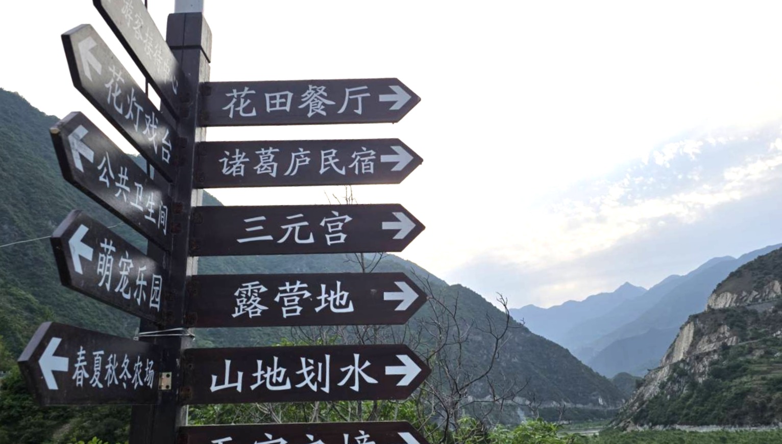 3.	公路邊的指示牌將附近的主要景點都標示清楚。（圖／虞煥榮攝）