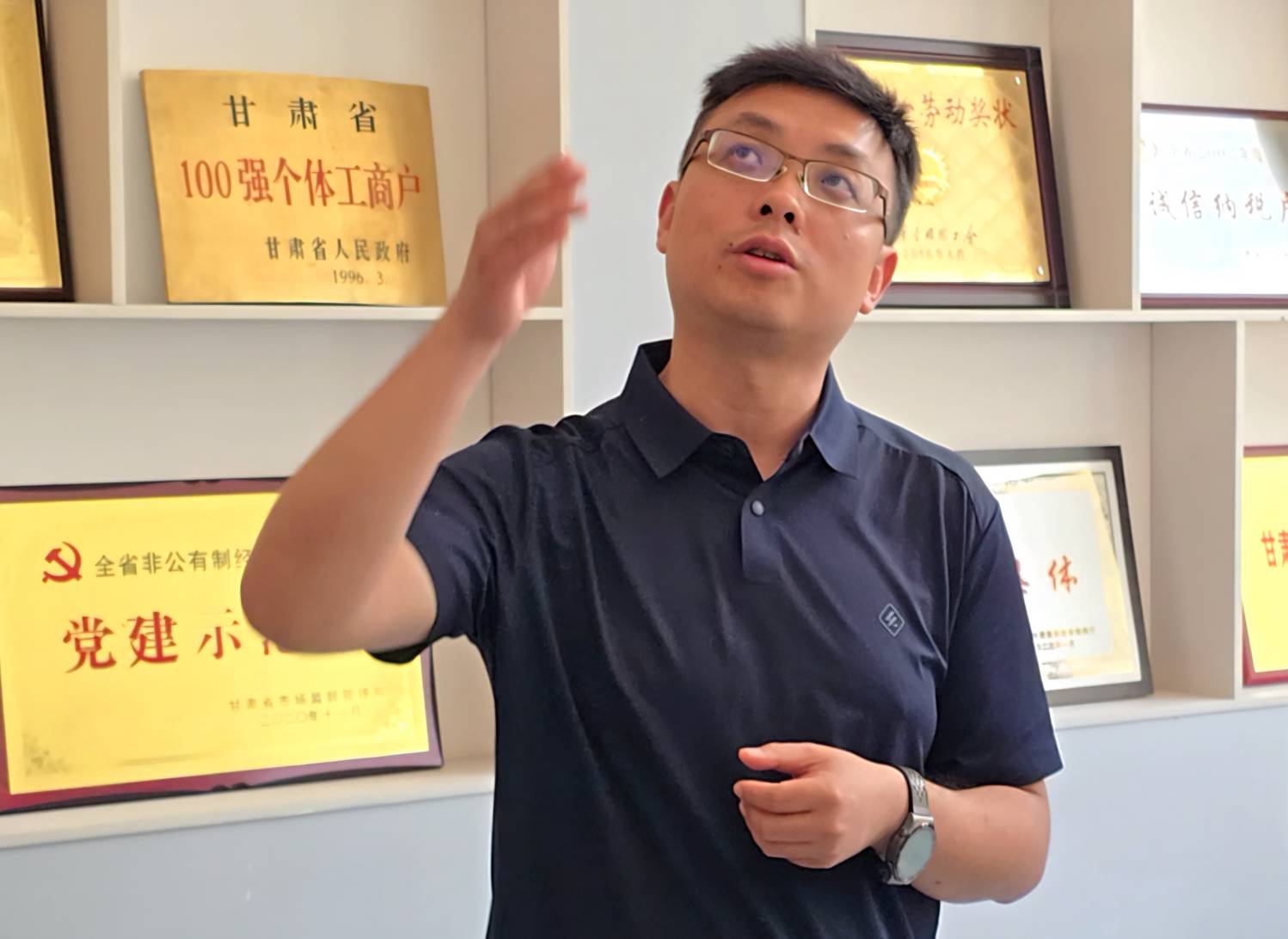 高健非常仔細的向新媒體訪問團解說各款藥材的特色(虞煥榮攝)。