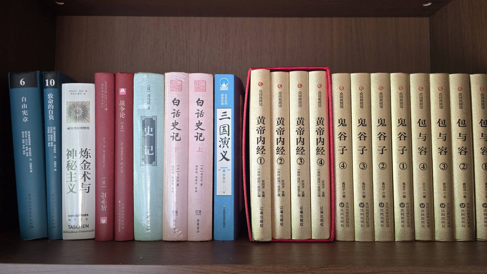 28.	書架上站列著的三國演義、黃帝內經、鬼谷子等書冊。（圖／虞煥榮攝）