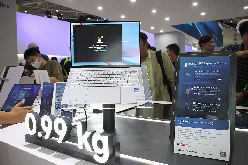華碩發表 ExpertBook Ultra AI 商務旗艦　最輕 990g 起、26 小時續航