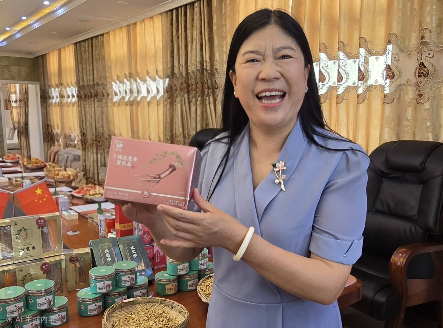 蔣巧娥向台灣新媒體參訪團介紹她的紋黨參。(虞煥榮攝)