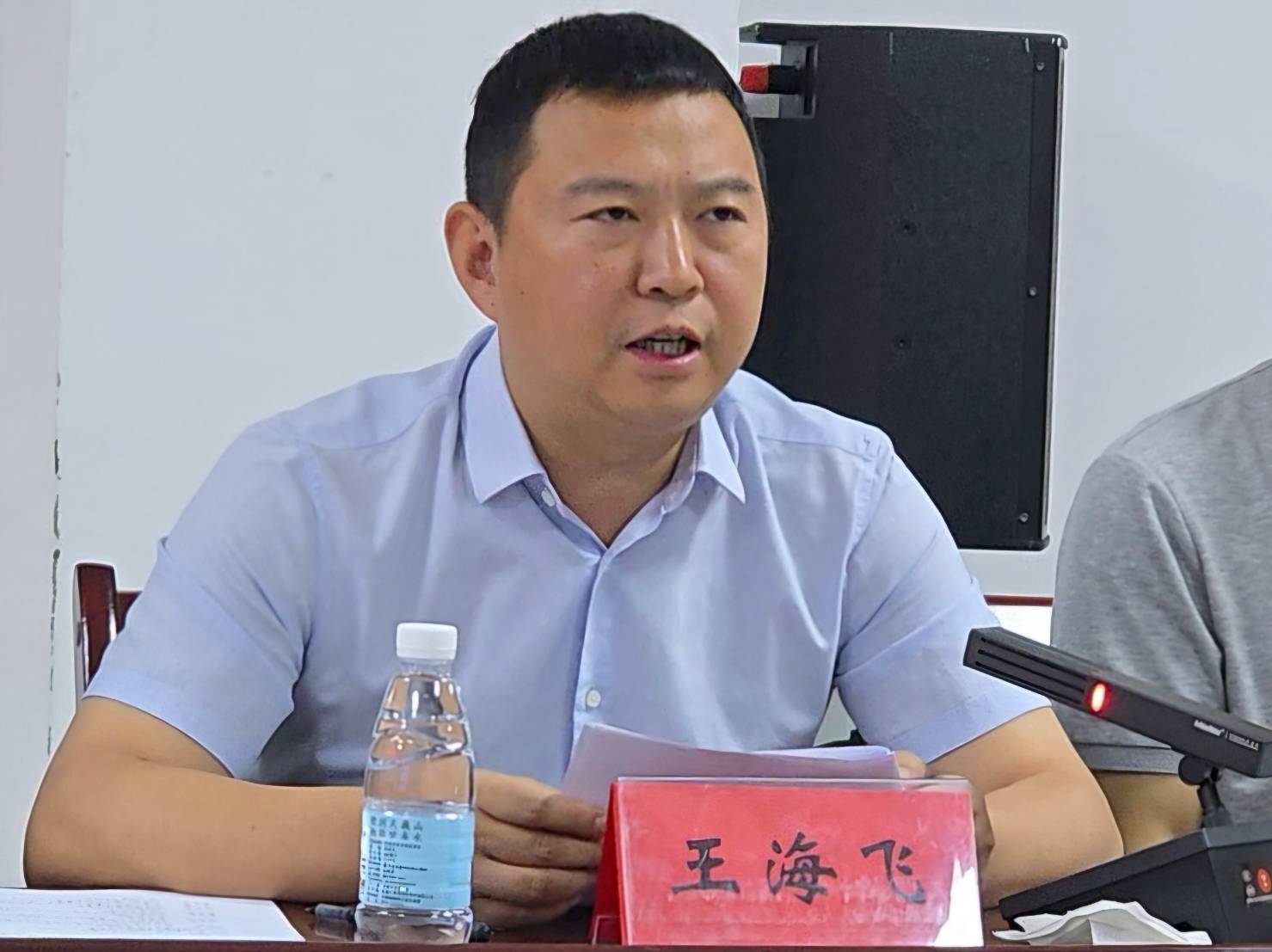 文縣副縣長王海飛向與會新媒體及企業致詞，表達歡迎。（虞煥榮攝）
