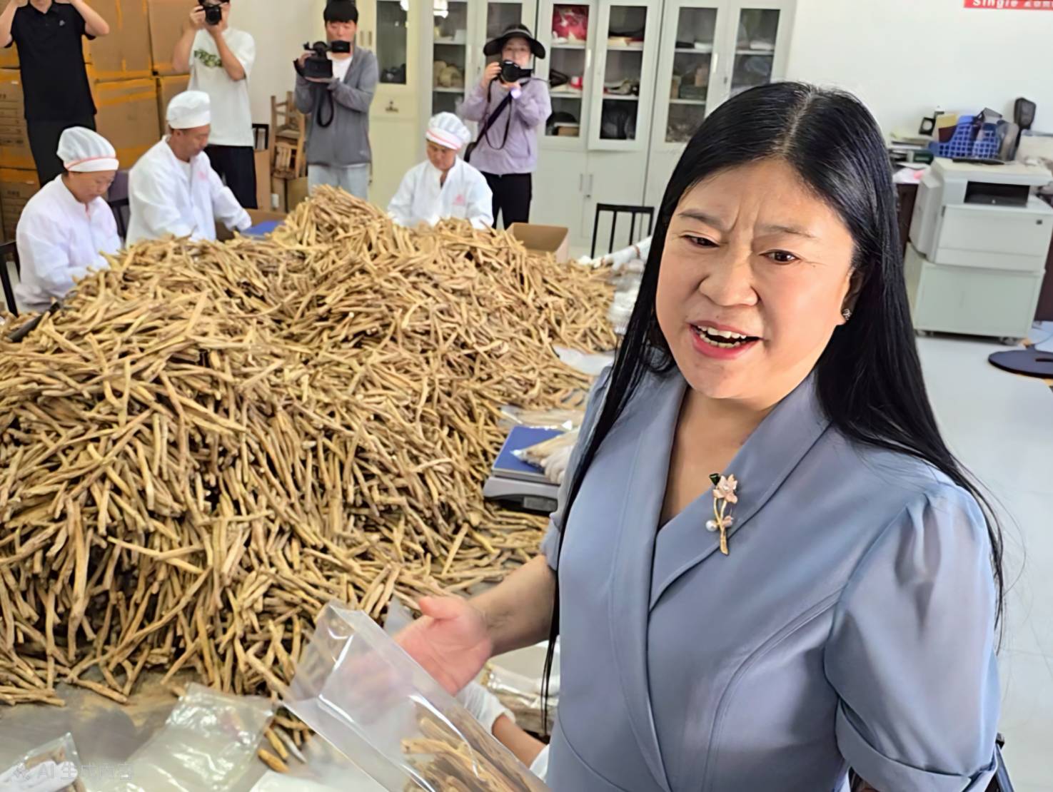 蔣巧娥向台灣新媒體參訪團介紹她創業的歷程。（虞煥榮攝）