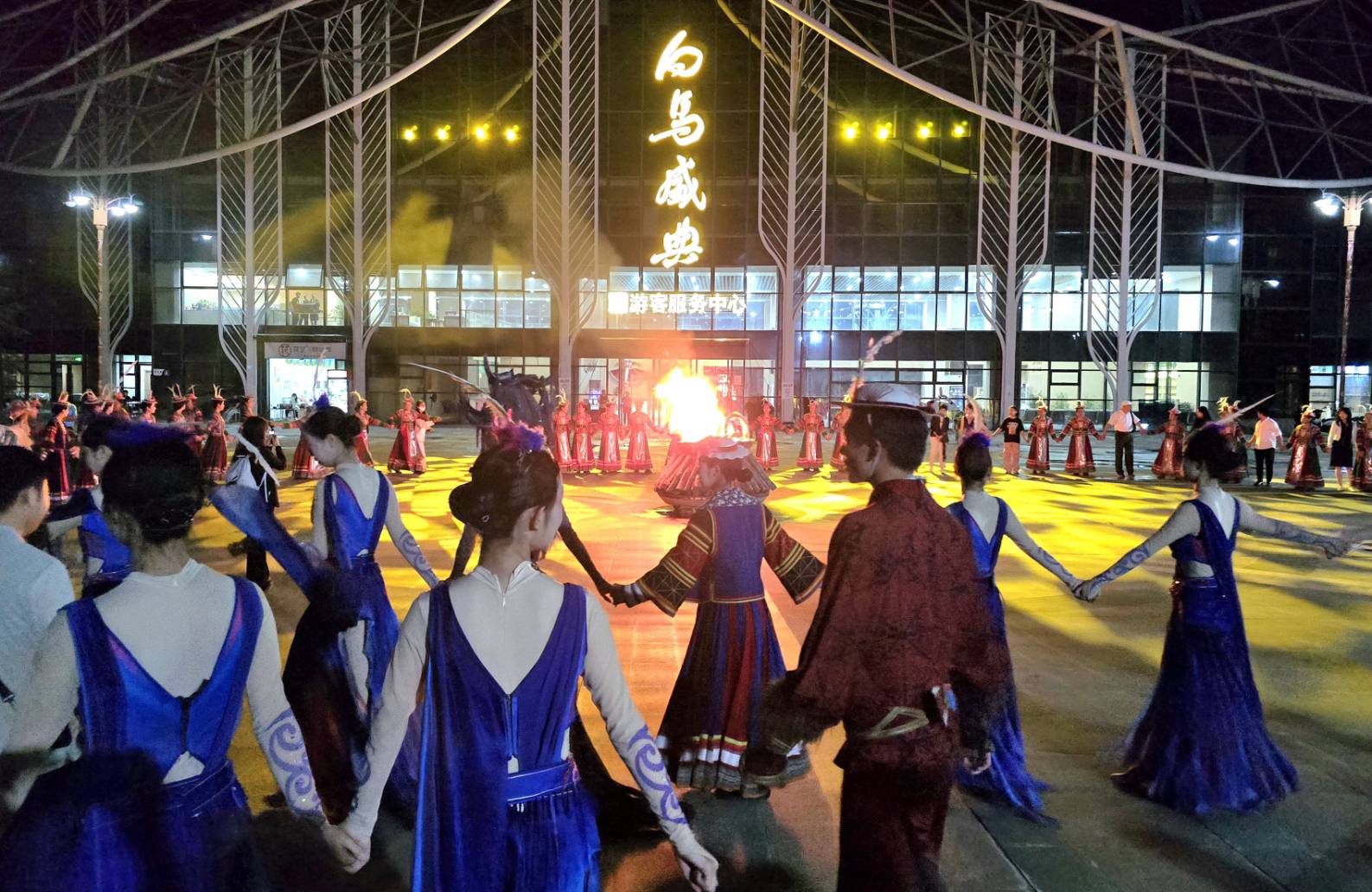 《白馬盛典》室內表演雖遇大雨斷電，仍在廣場精彩展秀。（虞煥榮攝）