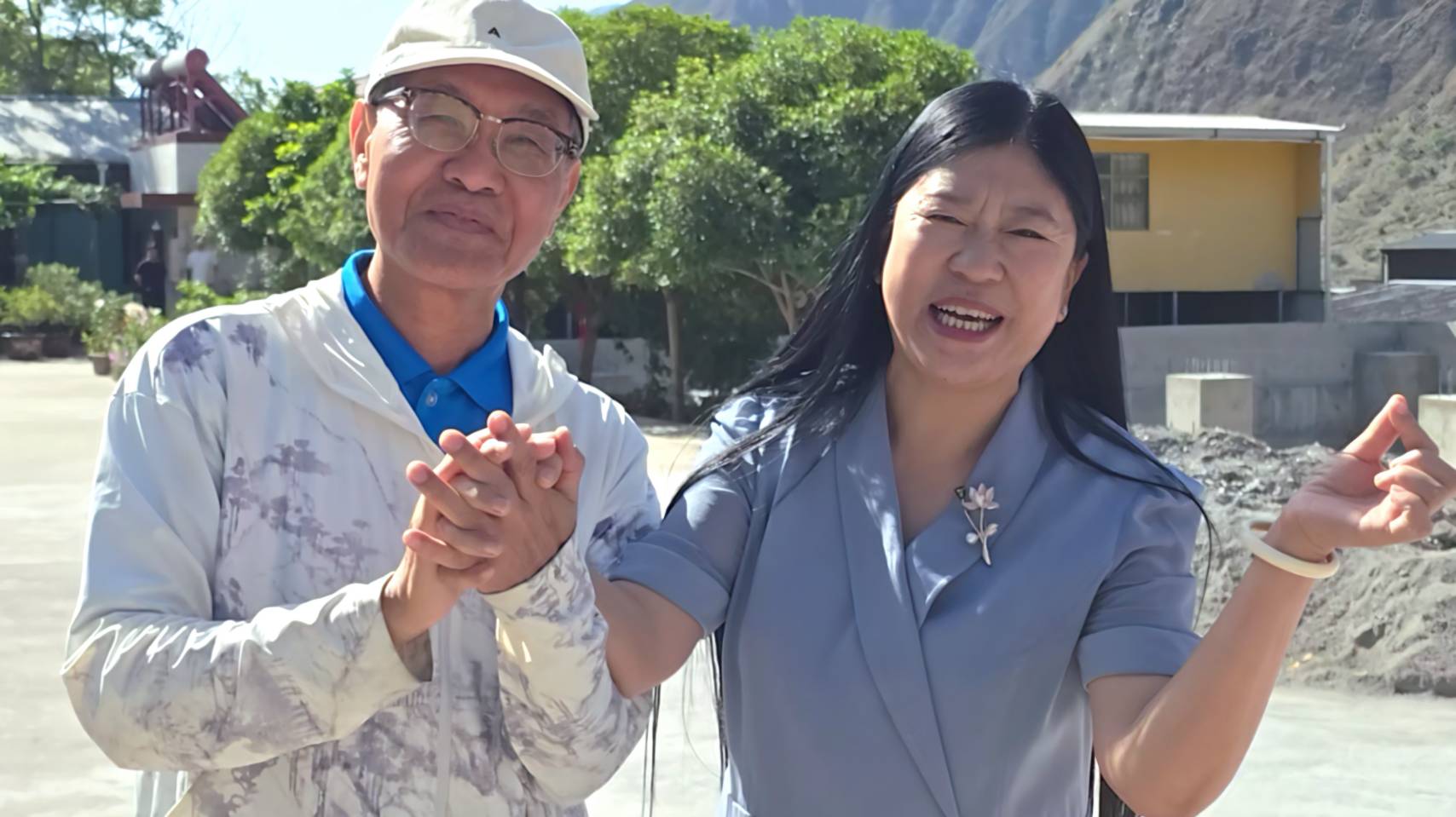 新媒體團長黃丙喜雙手緊握眼角隱隱泛淚的蔣巧娥,既是安慰又是鼓勵。(虞煥榮攝)