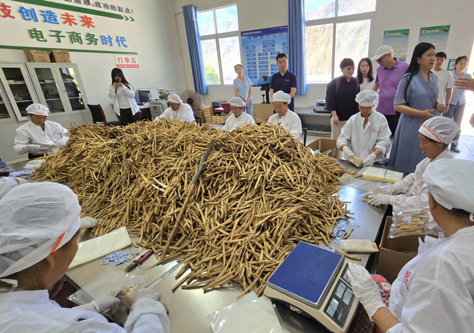 在倉貯室內包裝紋黨參的員工非常注意衛生與安全。(虞煥榮攝)