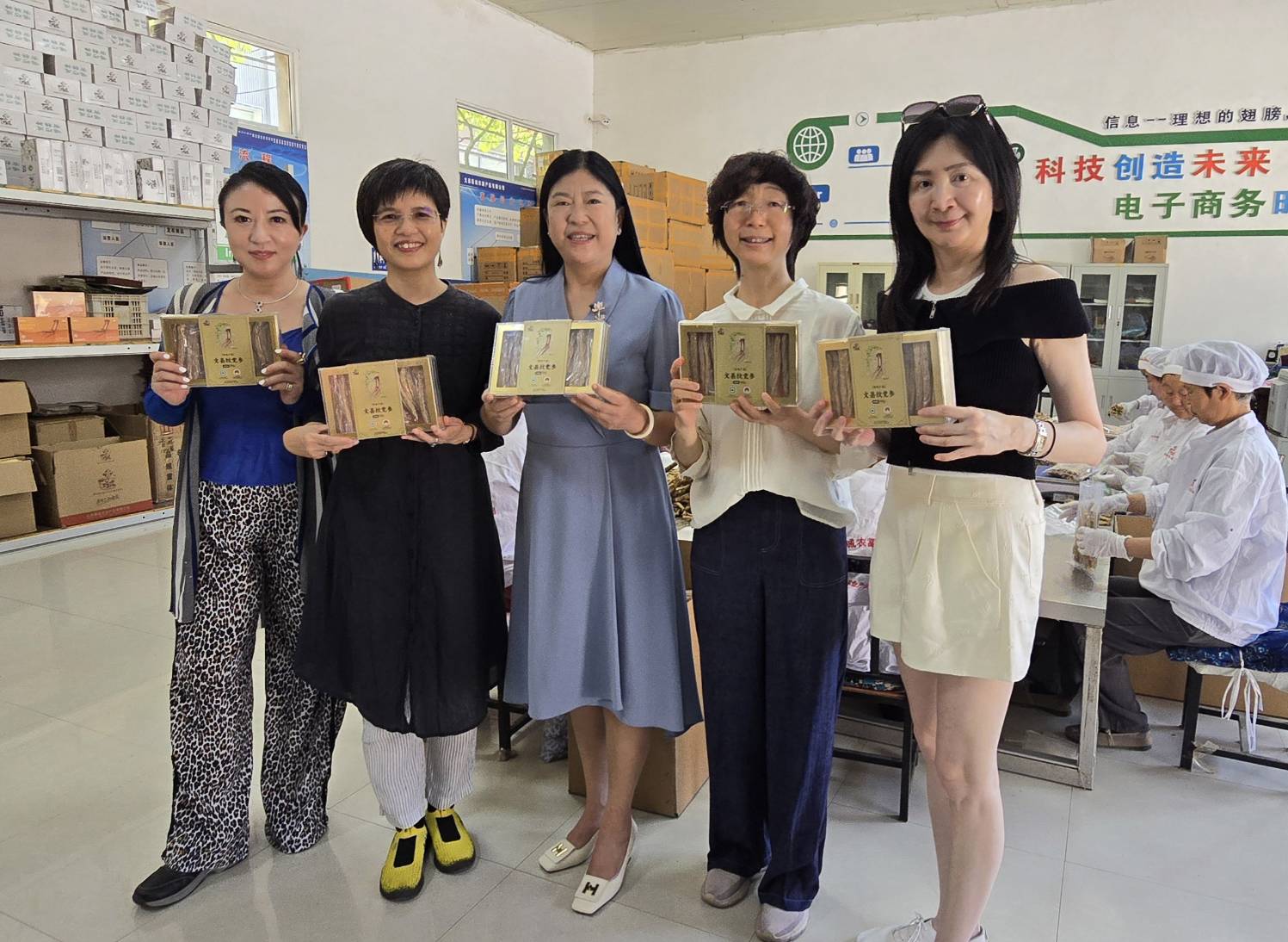 台灣新媒體女團員們主動向女性消費者推薦蔣巧娥的多項產品。(虞煥榮攝)