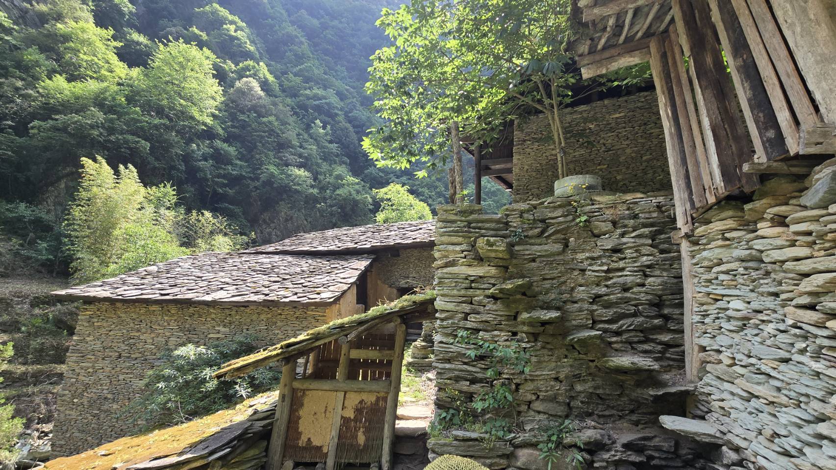 汶川大地震後，玉壘鄉山區的石板屋已受保護、十分珍貴。（虞煥榮攝）
