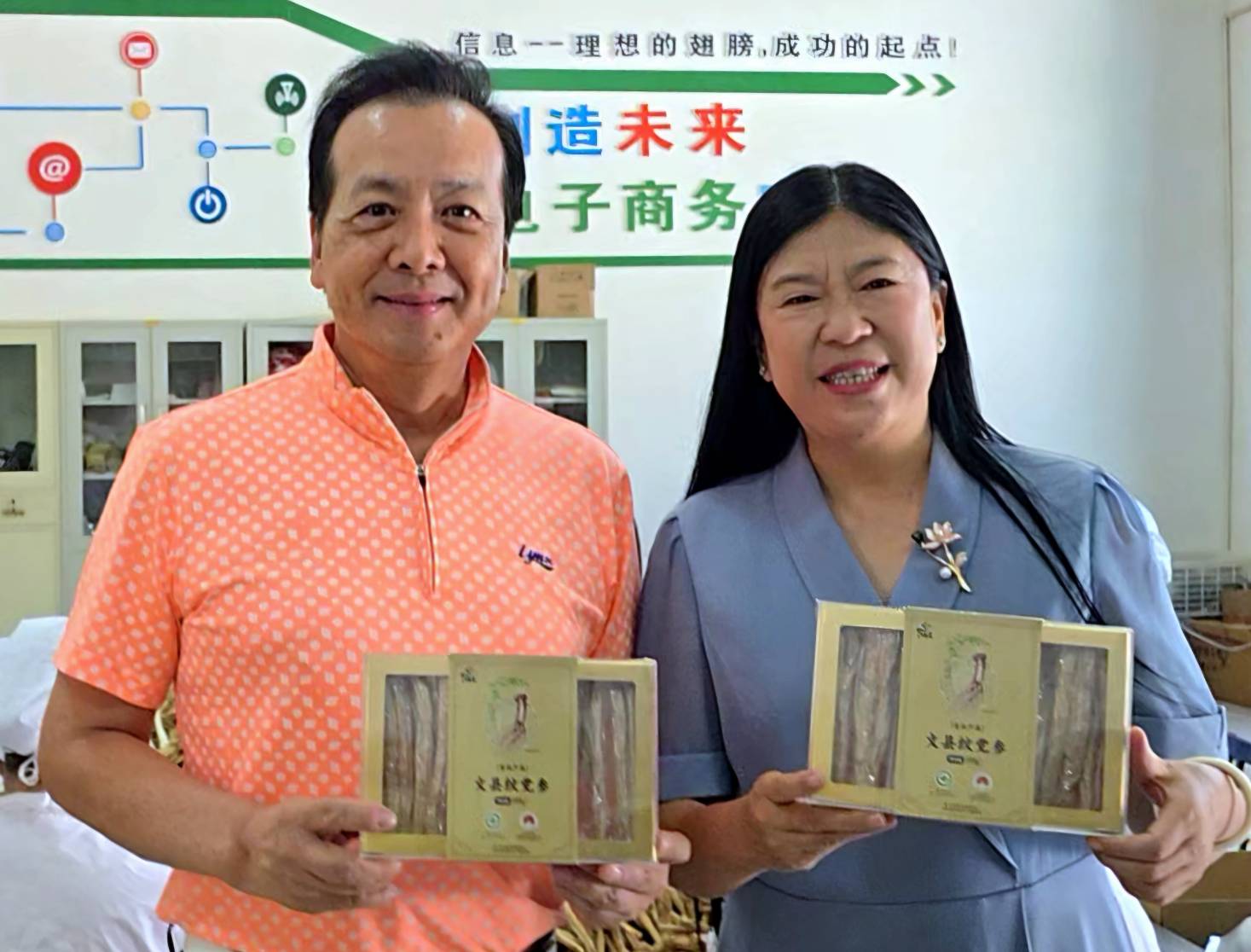 兩岸資深媒體人、知名主播李傳偉主動推薦蔣巧娥的紋黨參。(虞煥榮攝)